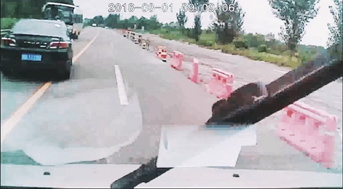 绵阳一女司机途中伸手拿手机&nbsp;越线撞上大客车(图1)