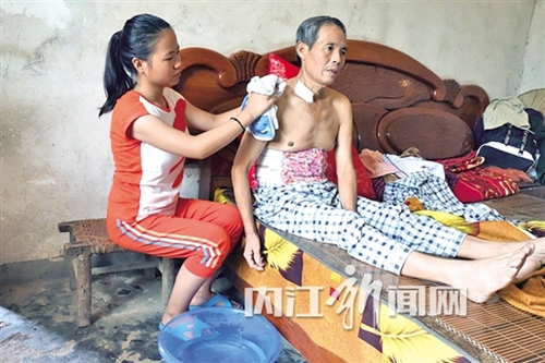 内江：父亲患胃癌&nbsp;19岁女儿决定弃学种地照顾(图1)