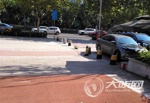 泸州一小区物业私设隔离桩&nbsp;城管将进行拆除(图1)