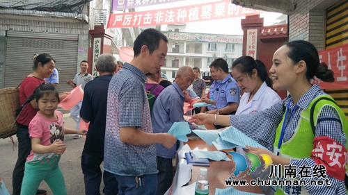 泸县潮河镇全力开展扫黑除恶专项斗争宣传工作(图1)