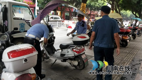 宜宾筠连交警大队三项措施强力查处二、轮车加装雨伞(篷)(图1) 宜宾筠连交警大队三项措施强力查处二、轮车加装雨伞(篷)(图1)