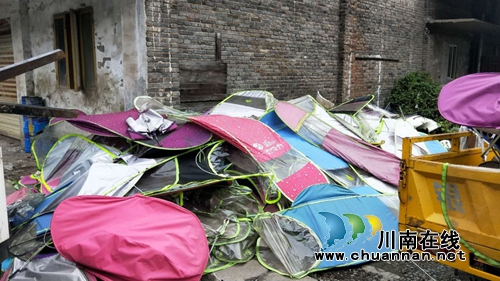 宜宾筠连交警大队三项措施强力查处二、轮车加装雨伞(篷)(图2) 宜宾筠连交警大队三项措施强力查处二、轮车加装雨伞(篷)(图2)