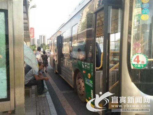 宜宾老人公交车上发病 司机劝下乘客直奔医院(图1) 宜宾老人公交车上发病 司机劝下乘客直奔医院(图1)