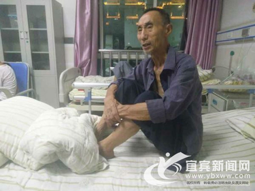 宜宾老人公交车上发病 司机劝下乘客直奔医院(图2) 宜宾老人公交车上发病 司机劝下乘客直奔医院(图2)