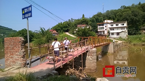 自贡数百村民挑菜过河&nbsp;每天都在“走钢丝”(图2)