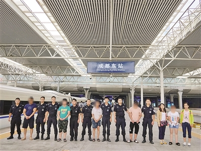 宜宾摧毁涉嫌制售假酒团伙&nbsp;涉案金额上亿元！(图1)