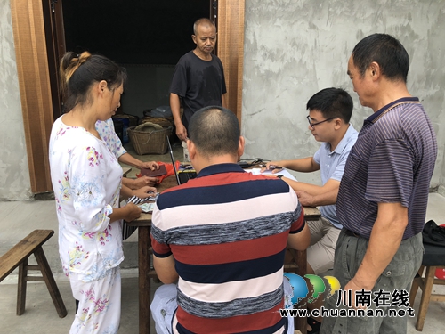 泸县惠农“一卡通”管理专项治理检查组到百和镇开展专项核查(图2)