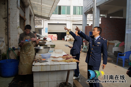 泸县市场质量监管局加强夏季农贸市场安全检查(图1)