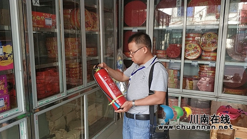 泸县市场质量监管局加强夏季农贸市场安全检查(图2)