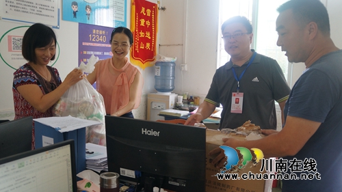 泸县立石镇为村、社干部送清凉更送精神食粮(图1)