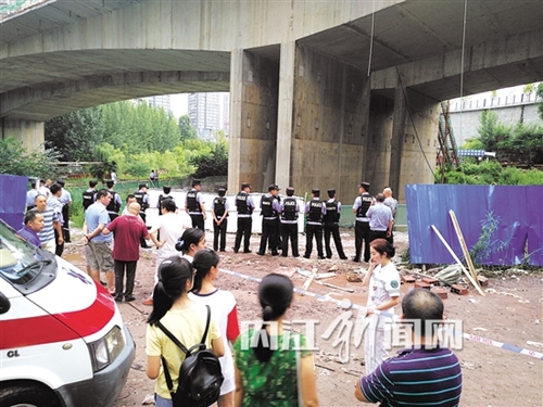 内江一在建大桥下巨石垮塌 男子不幸被砸身亡(图1) 内江一在建大桥下巨石垮塌 男子不幸被砸身亡(图1)
