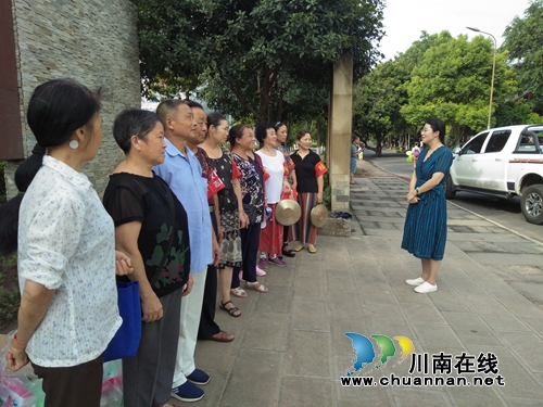 龙马潭区红星街道关工委为“野泳”志愿者送清凉(图1)