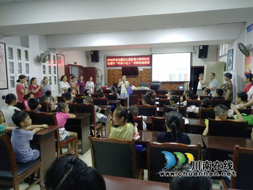 龙马潭区红星街道：“环保小达人”拼创意&nbsp;废旧衣服改抱枕(图1)