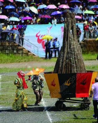 凉山普格火把节&nbsp;泸州人扮“火神”点“圣火”(图1)
