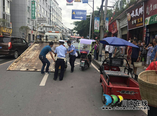 泸县太伏镇开展场镇车辆乱停乱放专项治理(图1) 泸县太伏镇开展场镇车辆乱停乱放专项治理(图1)
