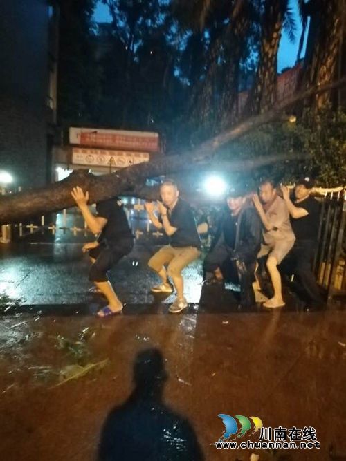 江阳区华阳街道：“格格”冒雨排危&nbsp;助力安全度汛(图1)