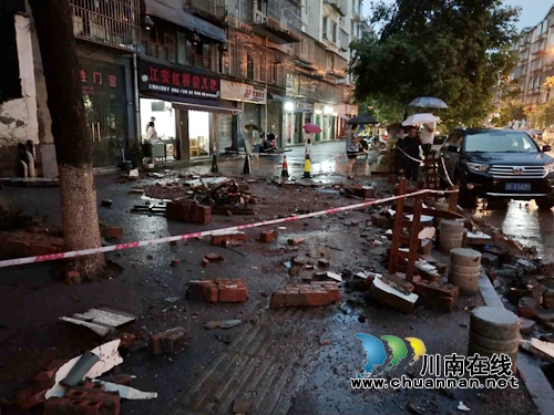 江阳区华阳街道：“格格”冒雨排危&nbsp;助力安全度汛(图4)