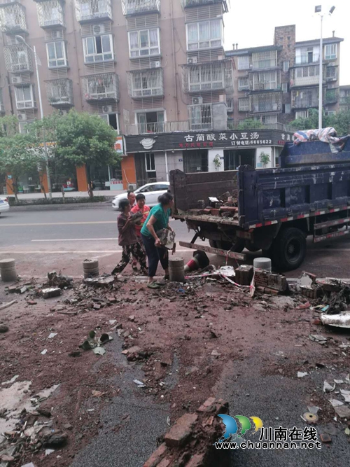江阳区华阳街道：“格格”冒雨排危&nbsp;助力安全度汛(图3)