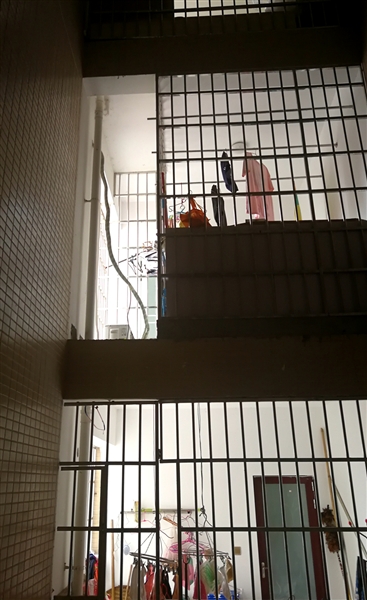 内江：空调外机平台被违建占用&nbsp;装不了空调(图1)