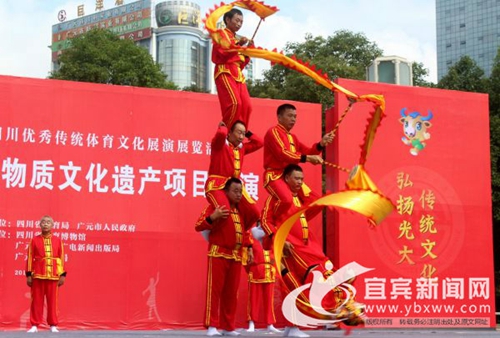 宜宾“小彩龙”亮相省体育非物质文化遗产展演(图1) 宜宾“小彩龙”亮相省体育非物质文化遗产展演(图1)