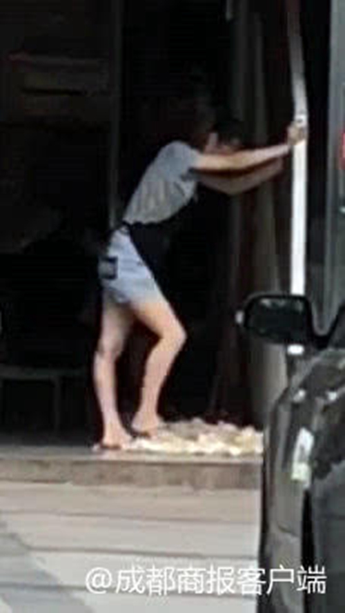 自贡一知名凉菜店被指脚踩大蒜 店方回应踩虫(图1) 自贡一知名凉菜店被指脚踩大蒜 店方回应踩虫(图1)