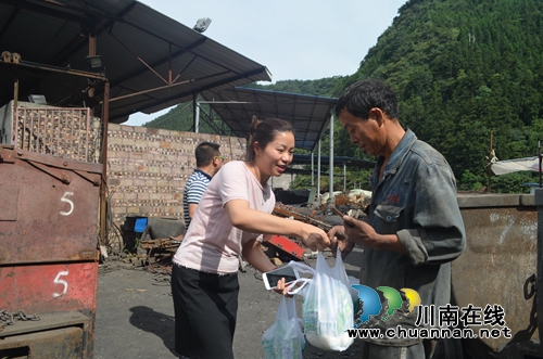 叙永煤矿工会战高温送清凉到基层(图2)