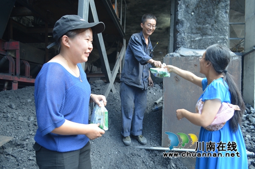叙永煤矿工会战高温送清凉到基层(图3)