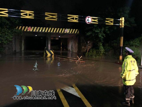 泸县公安局交警大队全力以赴抗洪救灾保畅通(图2)