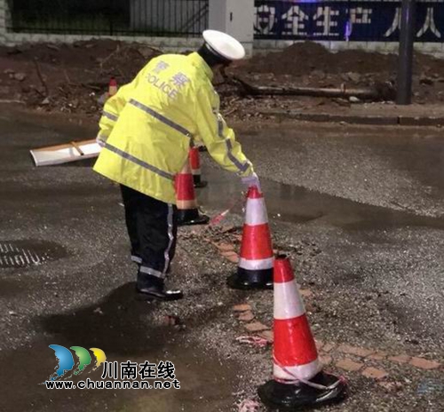 泸县公安局交警大队全力以赴抗洪救灾保畅通(图3)