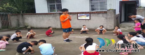 宜宾南溪区大坪乡文化站暑假期间组织留守儿童开展丰富多彩的文体活动(图1)