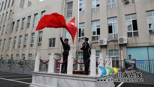 泸县公安局举行新进党员宣誓暨荣誉表彰仪式(图1)