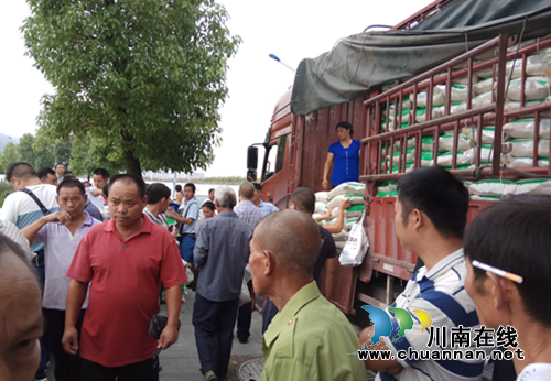 贵州三穗县发放救助粮食助推脱贫攻坚(图2)