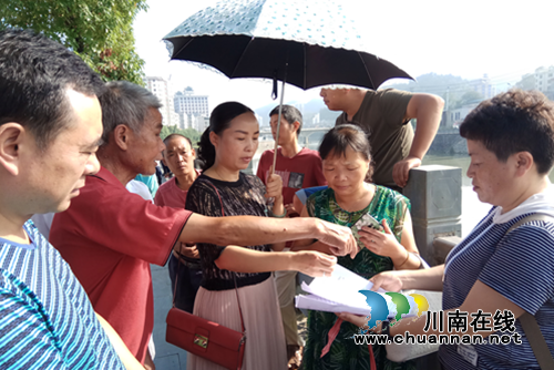 贵州三穗县发放救助粮食助推脱贫攻坚(图1)