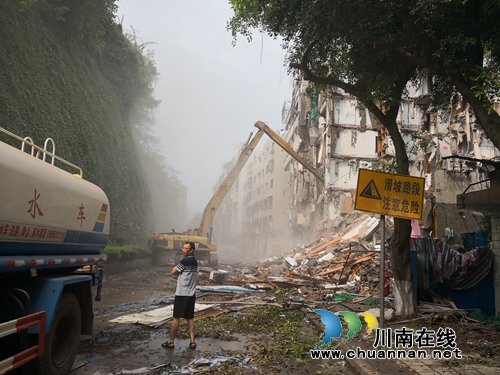 江阳区北城街道安全有序推进枇杷沟倒房拆除工程(图1)