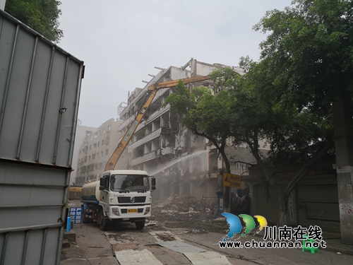 江阳区北城街道安全有序推进枇杷沟倒房拆除工程(图2)