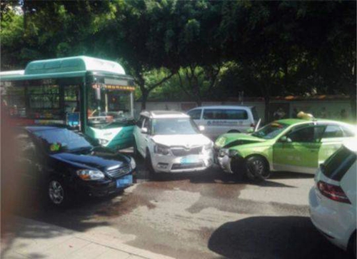 自贡主城区四车连撞&nbsp;出租车被当“皮球”踢(图1)