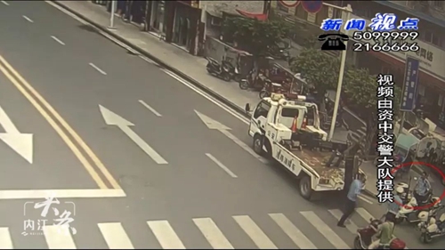 内江交警小哥高温下坚守10小时&nbsp;晕倒路边(图2)