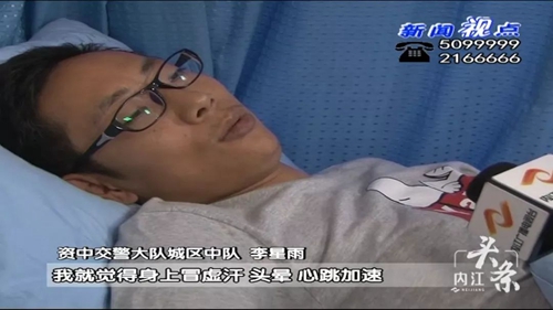 内江交警小哥高温下坚守10小时&nbsp;晕倒路边(图3)