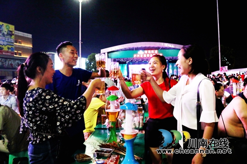 激情欢聚干杯泸州！泸州举行首届青岛啤酒节(图1)