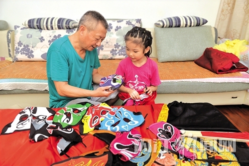 内江5岁女童川剧“变脸”&nbsp;亮相舞台惊艳甜城(图2)