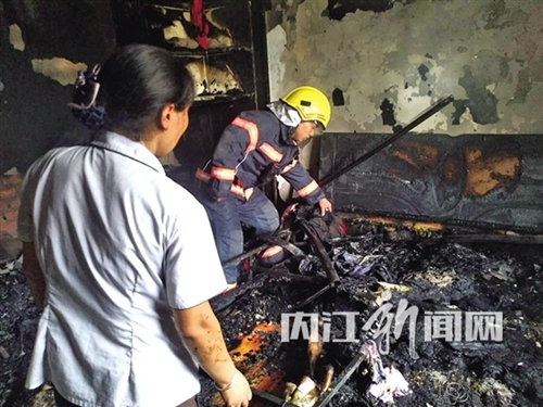 内江一居民楼起火&nbsp;母亲冲入火海救出脑瘫儿子(图1)