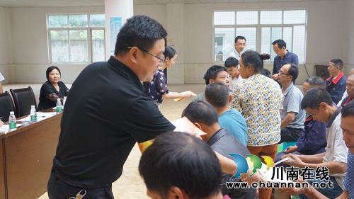 泸县立石镇深入辖区企业开展党风廉政建设社会评价推进工作(图1) 泸县立石镇深入辖区企业开展党风廉政建设社会评价推进工作(图1)