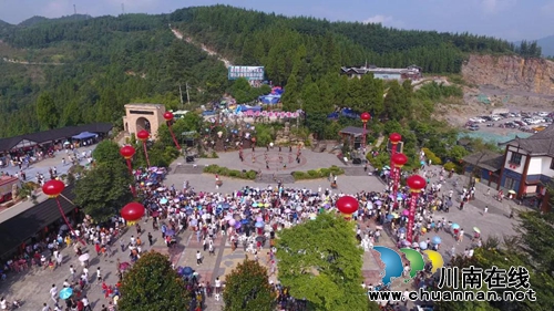 第十届古蔺箭竹苗家风情节在大黑洞风景区盛大开幕(图1)