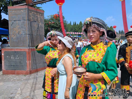第十届古蔺箭竹苗家风情节在大黑洞风景区盛大开幕(图4)