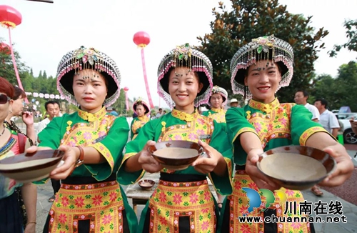 第十届古蔺箭竹苗家风情节在大黑洞风景区盛大开幕(图3)