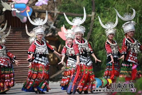 第十届古蔺箭竹苗家风情节在大黑洞风景区盛大开幕(图6)