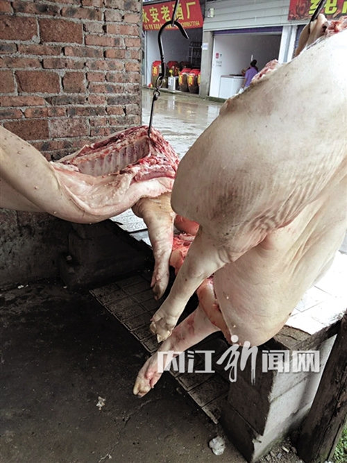 内江两男子分肉赌气&nbsp;500斤肉挂一天半变臭肉(图1)