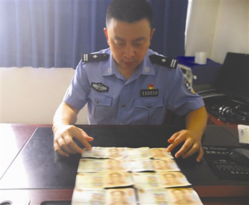 内江男子造假币为了“逼真” 让蟑螂啃噬假钞(图1) 内江男子造假币为了“逼真” 让蟑螂啃噬假钞(图1)