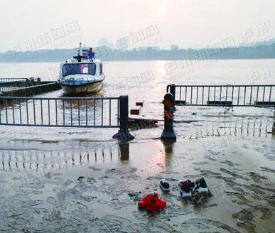 泸州滨江路5青年江边踩水&nbsp;一人落水下落不明(图1)