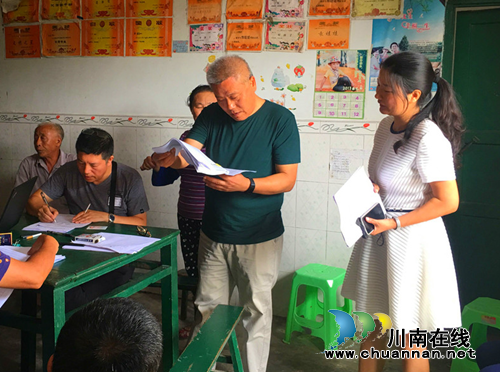 纳溪区棉花坡镇:“一卡通”清理如火如荼 人大代表鼎力相助(图1) 纳溪区棉花坡镇:“一卡通”清理如火如荼 人大代表鼎力相助(图1)